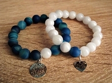 Bransoletki wykonane z kamieni naturalnych agatu oraz jadeitu z zawieszkami w kolorze srebrnym.