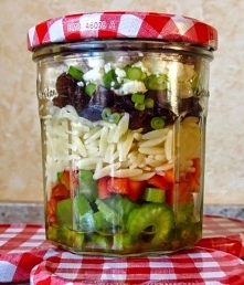 Seler naciowy , papryka czerwona , makaron , sałata czerwona posypać fetą i szczypiorkiem z odrobiną oliwy z oliwek. Słoik do pracy. Kolejność dowolna i wybór tego co lubimy w s...