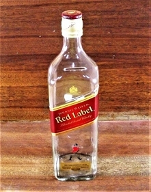 Skarbonka wykonana z butelki Red Label. Fajny i oryginalny pomysł na prezent.
