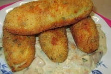 Krokiety ziemniaczane z serem i sosem grzybowym