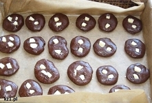 Mocno czekoladowe ciasteczka z dwoma rodzajami czekolady.