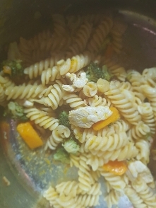 Makaron z dynią, brokułem, porem, natką pietruszki, słonecznikiem, boczkiem i kurczakiem. Pychota