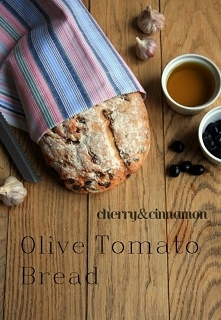 Chleb z oliwkami i suszonymi pomidorami