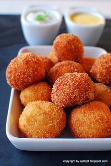 serowo-ziemniaczane kule z sosem