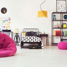 Żyrandol DALI to kwintesencja stylu i elegancji. Abażur przypomina kształtem diament o wymiarach 30 cm x 24 cm. Ten model lampy wiszącej dostępny jest w kilkunastu wariantach ko...