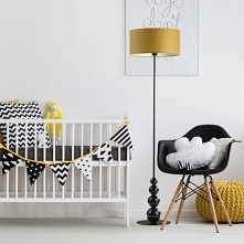 Lampa stojąca ROMA to idealna propozycja do pokoju dziecięcego.  Wzrok przykuwa podstawa lampy wykonana z ozdobnych kul o różnej wielkości.