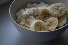 Serek wiejski wymieszany z wiórkami kokosowymi