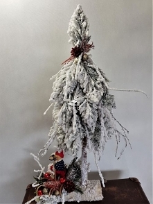 Stroik z choinką od totladeco.pl w mega zimowej scenerii.