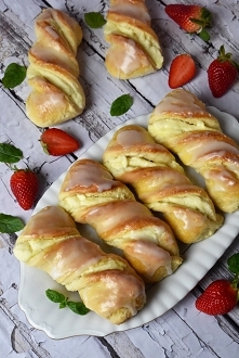 Zawijane drożdżówki z serem