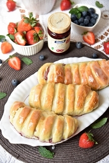 Drożdżówki z dżemem wiśniowym