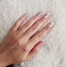 Kwiaty na pazurkach. Wyszły całkiem ładnie :)