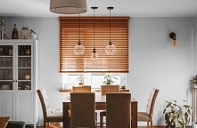 Żaluzje bambusowe w kolorze Graham w salonie

Montowane pod sufitem, dzięki czemu pomieszczenie wydaje się wyższe a żaluzje całkowicie zwijają się nad wnękę