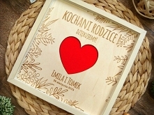 podziękujcie rodzicom - uroczy grawerowany obraz w ramce przyozdobiony sercem z czerwonego filcu, projekt i wykonanie Jot Studio