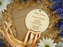 przepiękne zaproszenia ślubne w kształcie łapacza snów, tekst grawerowany, projekt i wykonanie JOT STUDIO