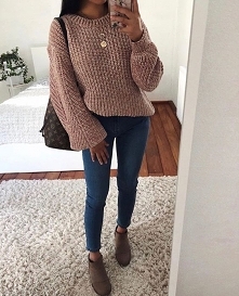 Stylówka ze swetrem w kolorze brudnego różu