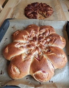Drożdżowa gwiazda z powidłami, konfiturą, dżemem lub czekoladą. Co kto lubi :)