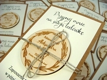 save the date, drewniany magnes na lodówkę + kartka z tekstem, projekt i wykonanie JOT STUDIO