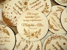 podziękowanie dla gości za przybycie - drewniane magnesy na lodówkę, różne wzory, projekt i wykonanie JOT STUDIO