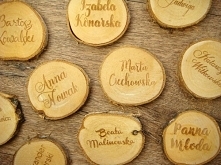 winietki na plastrach drewna brzozowego, idealne na rustykalną uroczystość, projekt i wykonanie JOT STUDIO