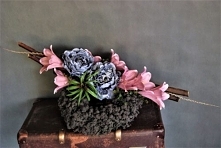 Wianek na wszystkich świętych od totaldeco.pl , dekoracja nagrobna w szaro różowych kolorach. Stroik na cmentarz w formie wianka.