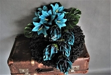 Duży nowoczesny czarny wieniec nagrobny od totaldeco.pl.
Wykonany na bardzo ciekawym czarnym wieńcu z pięknymi granatowo-morskimi kwiatami i ciekawymi dodatkami.
Świtna alternat...