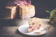 Tort malinowy z paloną biał...