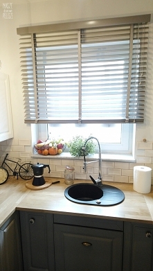 Szara żaluzja drewniana w kuchni - zdjęcie od naszej klientki, Pani Eli, która zaufała Naszym Domowym Pieleszom :)

Żaluzje drewniane, bambusowe i aluminiowe znajdziesz u Nasze ...