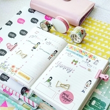 Planner prowadzony w gotowym kalendarzu, wypełniony taśmami, naklejkami i rysunkami.