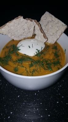 Zupa-krem dyniowy z ziołami i pieczywem chrupkim