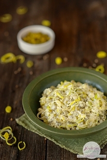 Sałatka z pora z jajkami, serem żółtym i zielonym groszkiem