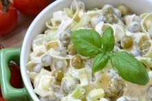 Sałatka z porem i groszkiem konserwowym