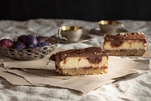 Sernik śliwkowo orzechowy.