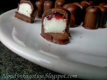 Czekoladki z Panna Cotta i Musem Truskawkowym