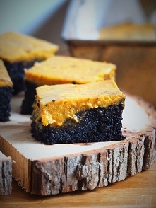 Ciasto czekoladowe w połączeniu z jogurtową polewą dyniową? Tak - to właśnie keto brownie z dynią! Iście jesienny wypiek, który będzie idealnym kompanem popołudniowej kawy czy h...