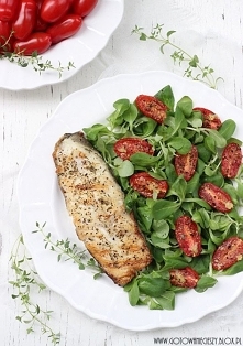 Halibut z sałatką z pieczonych pomidorów