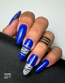 W jaki sposób przełamać jesienną nudę na pazurkach? To bardzo proste! Wystarczy połączyć nasz cudowny Kobalt ze srebrnymi akcentami oraz niewielką zebrą! W takiej kompozycji efe...