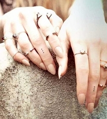 Tatuaż na palcu - kropki