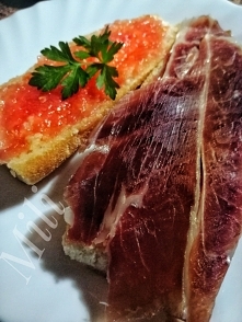 El classic czyli Pa amb tomàquet.... Oczywiście mowa o klasycznym chlebie z pomidorem i nieodłącznego sąsiada Jamon Iberico.... Moje uwielbiane przekąszanie :)