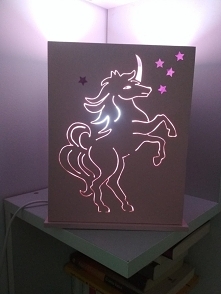 Ręcznie robiona lampa z jednorożcem.
Całość ze sklejki brzozowej,kolor dowolny!
Żarówka zmieniająca kolory nie jest w cenie lampy.