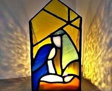 Lampion wykonany w technice Tiffany z wysokiej jakości materiałów . Starannie zrobiony z pięknych szkieł witrażowych Spectrum i Dichroic , całość opraiona cyną i wykończona czar...