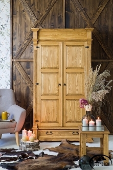 stylizowana szafa z litego drewna wykończona naturalnym woskiem
meble-woskowane.com.pl