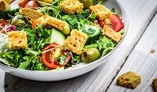 Sałatka z oliwek, pomidorków i grzanek