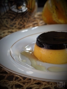 Keto panna cotta dyniowa to pyszny i atrakcyjny deser, idealny na Halloween last minute, bo robi się ją naprawdę szybko. Zwieńczona czarną galaretką kawową posiada iście hallowe...