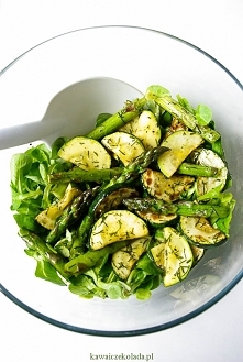 Sałatka z cukinii, zielonych szparagów i roszponki