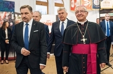 List do papieża
Jako wierni Kościoła Gdańskiego...od długiego czasu jesteśmy głęboko przekonani, że Arcybiskup Sławoj Leszek Głódź, Metropolita Gdański, stracił moralną wiarygod...