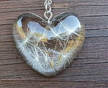 Witam, 

zapraszam do zakupu wykonanego przeze mnie wisiorka z żywicy z zatopionymi wewnątrz dmuchawcami.

Dodatki ze stali nierdzewnej.

Wielkość serca ok. 3,0 cm.

Długość łań...