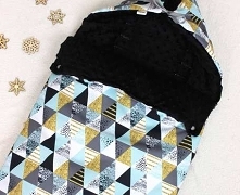 Śpiworek do wózka idealny na chłodne jesienne i zimowe spacery. Posiada zamek błyskawiczny z dwoma suwakami, dzięki czemu łatwiej opatulić czy wyjąć z wózka maluszka.

Wykonany ...