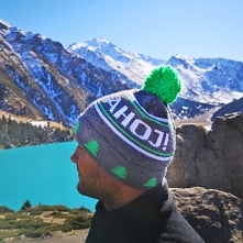 Ciepła czapka zimowa z pomponem 
Kolorowa czapka zimowa na mroźne i szare dni. Czapka na zimę z dużym napisem AHOJ! oraz jasnozielonym pomponem. Charakteryzuje ją perfekcyjne wy...