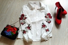 Śliczna biała koszula damska z haftowanymi kwiatami w odcieniach czerwieni. 
Tylko w MODITO - sprawdź!