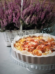 Iście jesienny wypiek w niskowęglowodanowym wydaniu, czyli keto tarta z jabłkami. Zachwyca nie tylko smakiem , ale i formą - różyczki z jabłek wyglądają bowiem zjawiskowo. Polec...